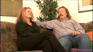 Pożądliwe mamuśka z ogromnymi cyckami pieprzy się ze swoim zięciem pozwalając mu cum na jej duże cycki