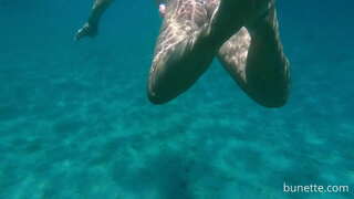 Înot cu dop de fund în ocean