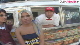 Sprzedawca lodów pieprzy się w trójkę w swojej budce z lodami