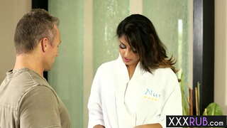 Seksowna dziewczyna Sofia Leone uklękła i połknęła członek po masażu