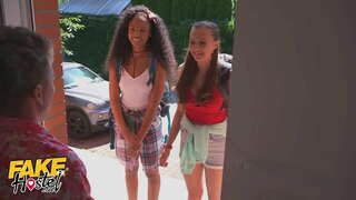 Fałszywy Gorący Trójkącik w Akademiku z Idealnymi Cyckami Stacy Cruz i Romy Indie