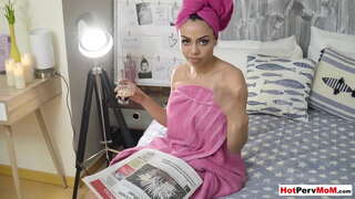 Mama латиноамериканки pumy z dużym biustem skacze jazda na kutasie swojego pasierba