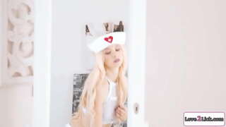 Blondynka z małymi cyckami stroi pielęgniarką do gry rpg.Ona dba o swoją busty dziewczyny, lizanie i palcami jej cipkę.Ona podstawia jej twarz, kiedy ona w oprawie