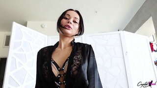 Sexy Brunette Deepthroat Jogoo Kubwa na Passionate Doggy Fucking mpaka Cum katika Kinywa