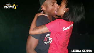 Czarny facet zjada wychudzony cipki swojej gigantycznej drąg