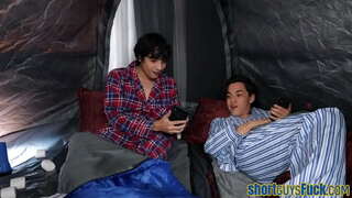 Busty cougar pieprzy się z коротышками w trio, dopóki nie spuści