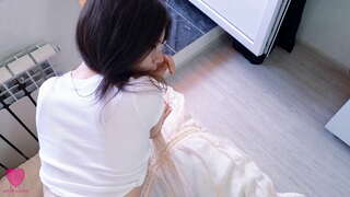 Mała urocza brunetka w sexy body i okularach uwielbia namiętny sex, ssie kutasa i czuje się członkiem w swojej małej cipki, dopóki nie otrzyma spermy na swój słodki tyłek