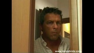 Ojciec wykorzystuje sytuację analnie