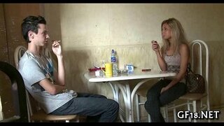 Chłopiec siedzi i patrzy