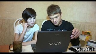 Ładna laska rozkłada nóżki