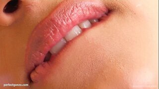 Lena får sig genom onanerar med fingrar och dildo i Ge Mig Rosa