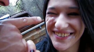 Lisa przyprawy dostaje tyłek duży sztywno выебанную w lesie