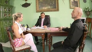 Dwa napalone nauczyciele ukarać niegrzeczne studia dziecko Mia Leone z duży juggs