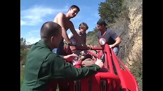 Przewrotny czarna dziwka Kelly Starr z dużymi cyckami cieszy się, gdy cztery krzepki facet kapsa jej we wszystkich jej cholerne dziury