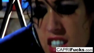 Piękna brunetka dostaje kopa