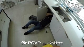 Duży penis wsuwa się w ciasnej cipki brunetki