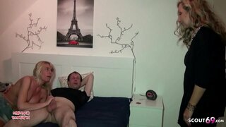 Geile MILF mit Mega Titten erwischt ihre beste Freundin beim rummachen und laesst sich zum Dreier ueberreden