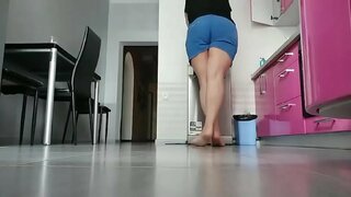 Mamãe brincando na cozinha. Muito tesão e a buceta molhada