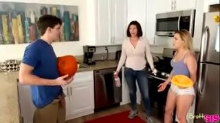 Skradanie się z przyrodnią siostrą, podczas gdy mama pracuje w domu