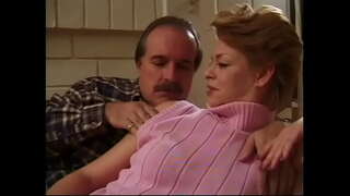 ���្តៅចាស់ទុំ Sharin ឈើផ្លុំផ្អៀងដើម្បីទទួលបានជ្រៅ pussy ខួងនិង cumshot លើសត្វលា